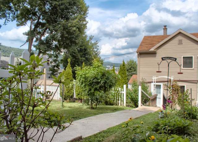 Property at 118 First St S, Coal Township, PA 17866, 4 beds, 1.5 baths