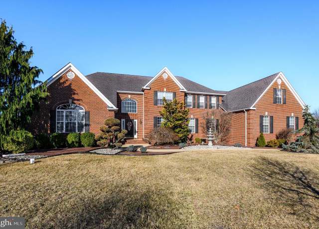 Property at 19 Sherwood Ln, Columbus, NJ 08022, 5 beds, 3.5 baths