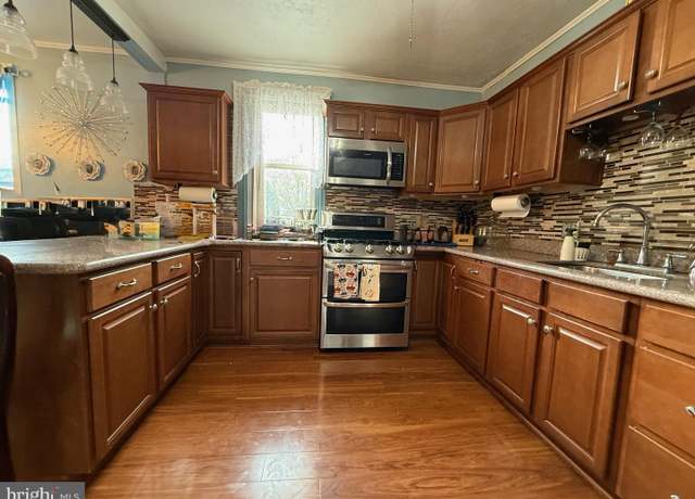 Property at 531 6th Ave, Lindenwold, NJ 08021, 5 beds, 2 baths