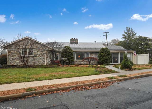 Property at 1401 College Ave, Reading, PA 19604, 2 beds, 3 baths