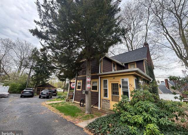 Property at 4035 W 9th St, Marcus Hook, PA 19061, 4 beds, 1.5 baths