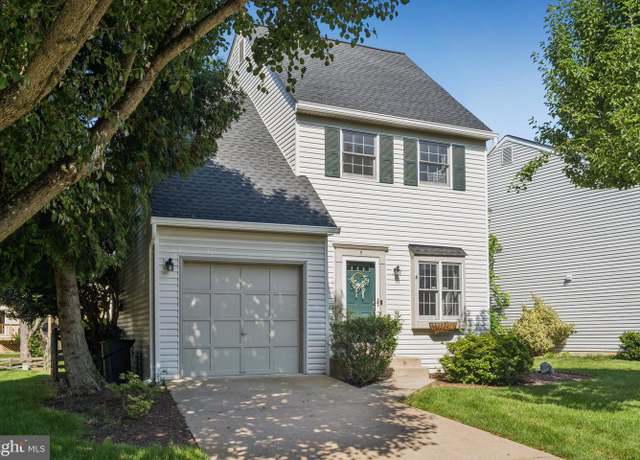 Property at 5 Mccarty Ct, Sterling, VA 20165, 3 beds, 2.5 baths
