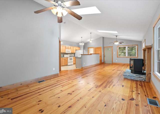 Property at 1039 Quail Rd, Basye, VA 22810, 3 beds, 2 baths
