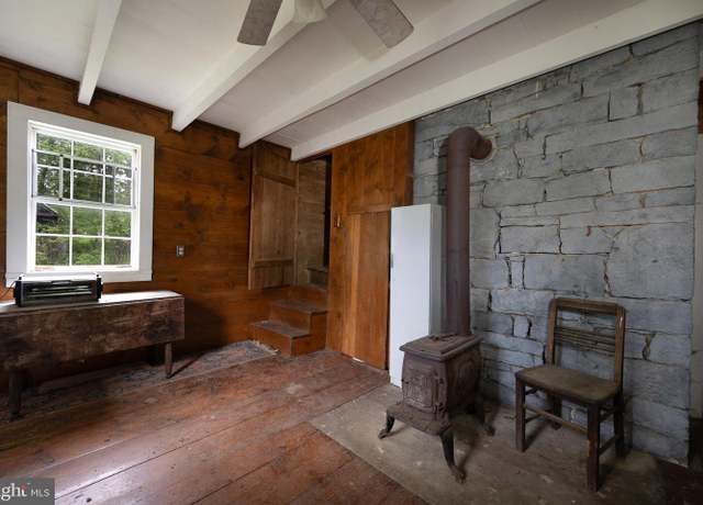 Property at 5143 S Middle Rd, Mount Jackson, VA 22842, 5 beds, 1 bath
