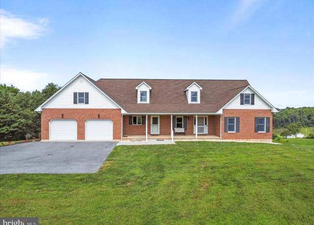 Property at 562 W 8th St, Waynesboro, PA 17268, 4 beds, 4.5 baths