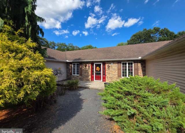 Property at 128 Van Ams Way, Stroudsburg, PA 18360, 3 beds, 1.5 baths