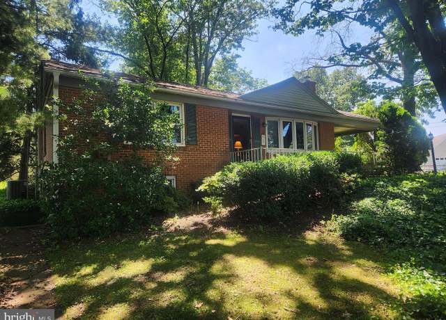 Property at 317 S 10th St, Akron, PA 17501, 3 beds, 1 bath
