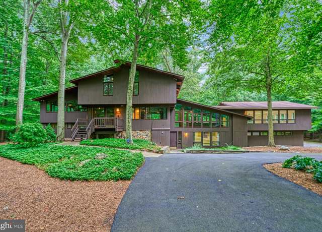 Property at 9560 Edmonston Dr, Great Falls, VA 22066, 4 beds, 4.5 baths