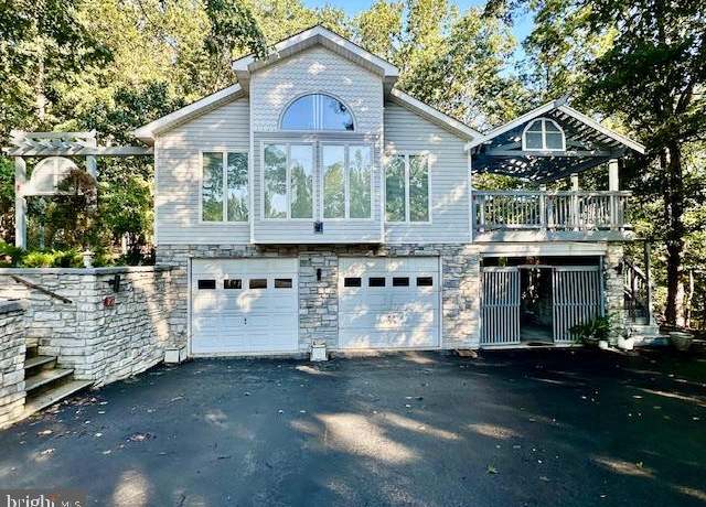 Property at 102 Divot Pl, Cross Junction, VA 22625, 4 beds, 3 baths