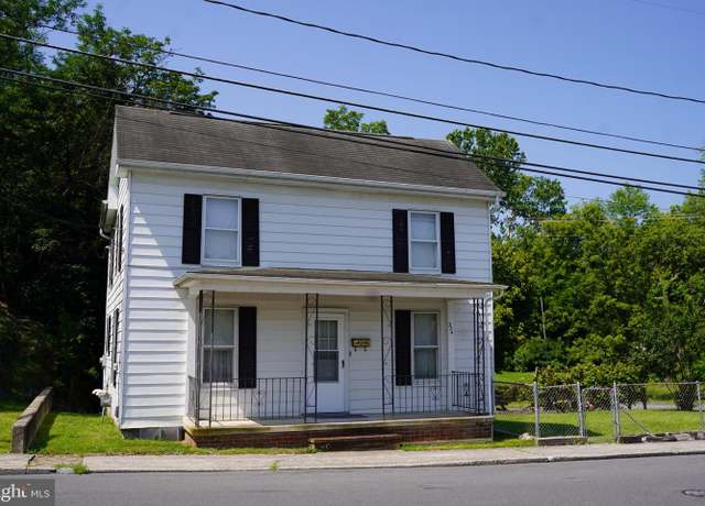 Property at 324 E Stephen St, Martinsburg, WV 25401, 3 beds, 1.5 baths