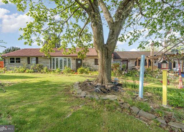 Property at 269 Country Club Rd, Carlisle, PA 17015, 3 beds, 2.5 baths