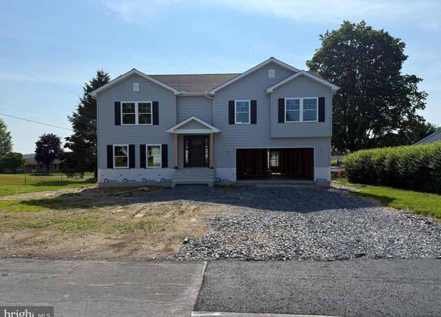 Property at 5743 Crescent Dr, Schnecksville, PA 18078, 5 beds, 3.5 baths