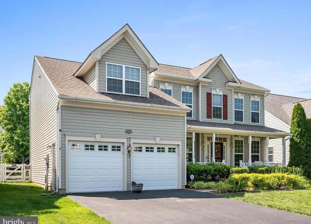 Property at 17659 Cleveland Park Dr, Round Hill, VA 20141, 4 beds, 2.5 baths