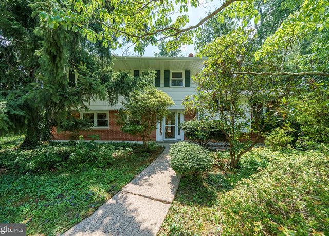 Property at 905 Baylor Dr, Newark, DE 19711, 5 beds, 2.5 baths