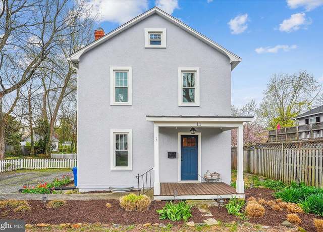 Property at 11 Swan Ave, Berryville, VA 22611, 4 beds, 1.5 baths