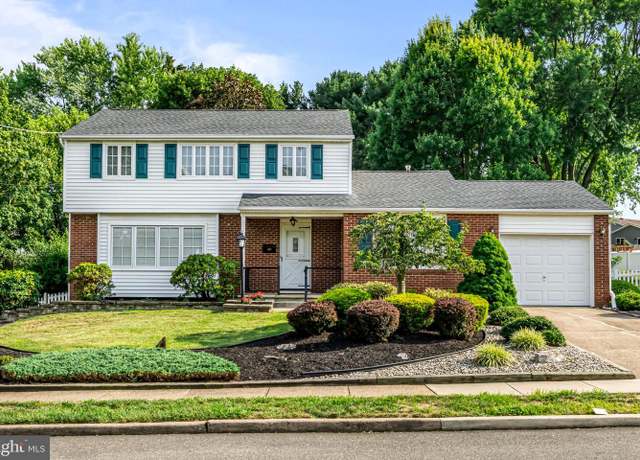 Property at 86 Greenwood Dr, Blackwood, NJ 08012, 4 beds, 1.5 baths