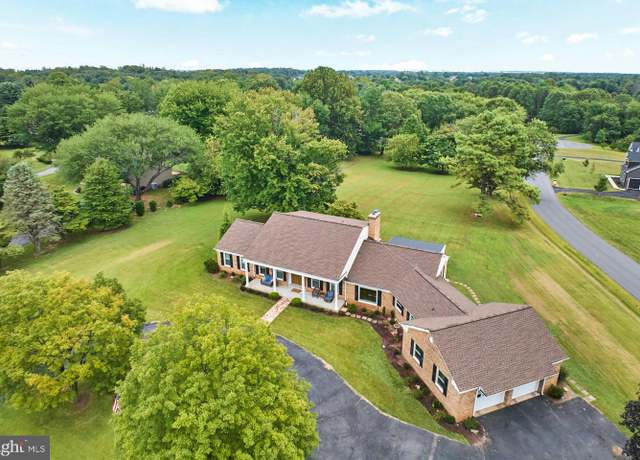 Property at 4607 Angus Dr, Gainesville, VA 20155, 4 beds, 4 baths