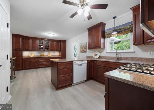 Property at 470 N Nautilus Dr, Manahawkin, NJ 08050, 4 beds, 2.5 baths