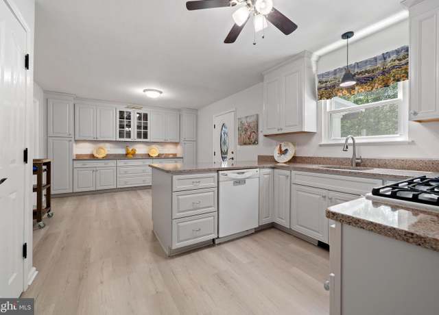 Property at 470 N Nautilus Dr, Manahawkin, NJ 08050, 4 beds, 2.5 baths
