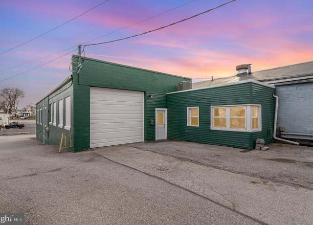 Property at 1880 W Market St, York, PA 17404, 3 beds, 1.5 baths