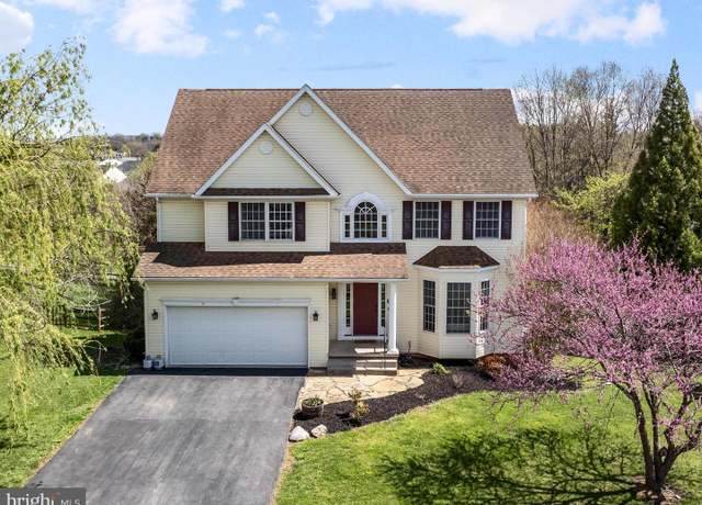Property at 514 Turnberry Dr, Charles Town, WV 25414, 4 beds, 2.5 baths
