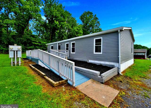 Property at 322 Oak St, Hamburg, PA 19526, 3 beds, 2 baths