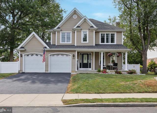 Property at 1025 9th Ave, Folsom, PA 19033, 4 beds, 2.5 baths