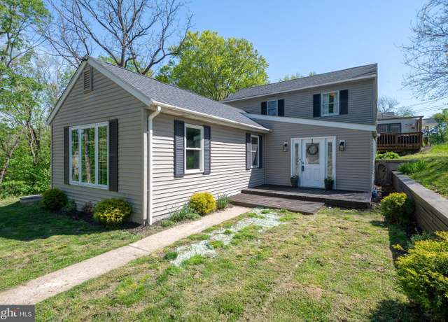 Property at 724 Baumgardner Rd, Lancaster, PA 17603, 5 beds, 1.5 baths
