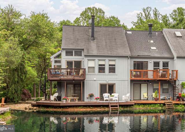 Property at 11150 Glade Dr, Reston, VA 20191, 4 beds, 3.5 baths