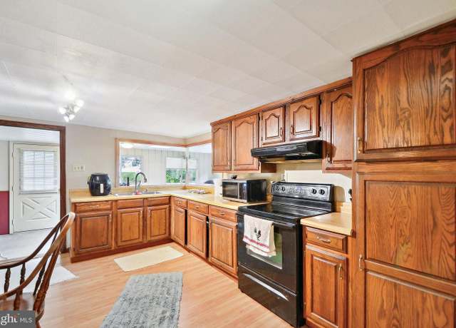 Property at 740 Main St, Tobyhanna, PA 18466, 3 beds, 1 bath