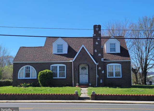 Property at 1002 N Queen St, Martinsburg, WV 25404, 3 beds, 1.5 baths