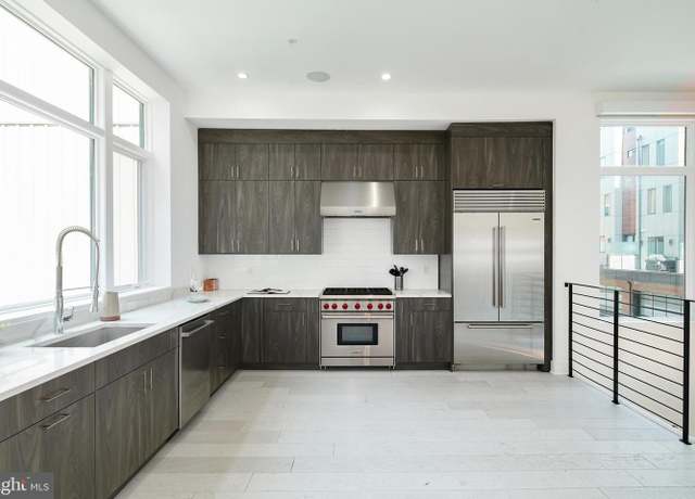 Property at 142R S Front St, Philadelphia, PA 19106, 4 beds, 4 baths