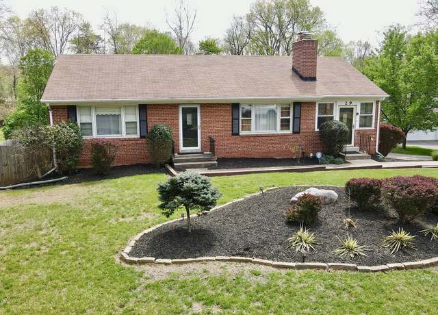 Property at 29 Cedar Dr, Sterling, VA 20164, 3 beds, 1.5 baths