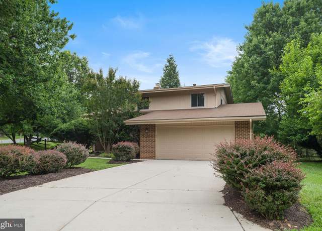 Property at 11141 Broad Green Dr, Potomac, MD 20854, 4 beds, 3.5 baths