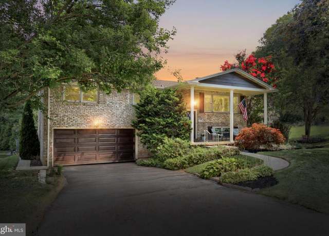 Property at 575 Cortleigh Dr, York, PA 17402, 4 beds, 2 baths