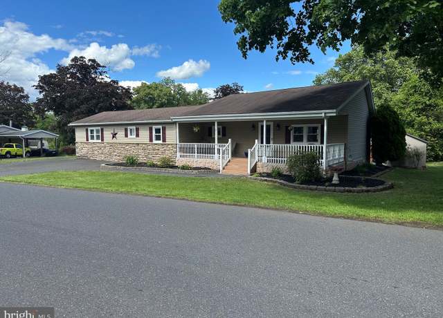 Property at 2 Oak Cir, Quakertown, PA 18951, 2 beds, 2 baths