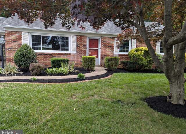 Property at 104 S George St, Mechanicsburg, PA 17055, 3 beds, 2 baths