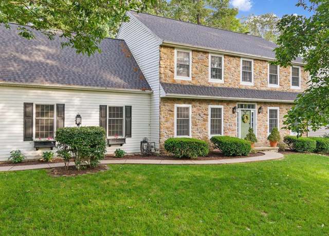 Property at 130 W Crestlyn Dr, York, PA 17402, 4 beds, 2.5 baths
