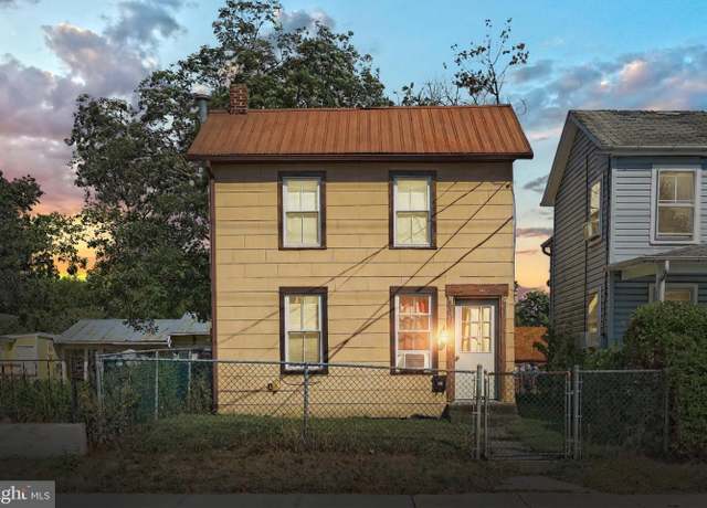Property at 422 S Washington St, Gettysburg, PA 17325, 2 beds, 1 bath