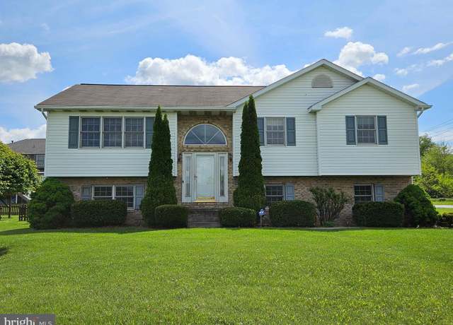 Property at 1511 Saint Francis Ln, Altoona, PA 16602, 3 beds, 2.5 baths