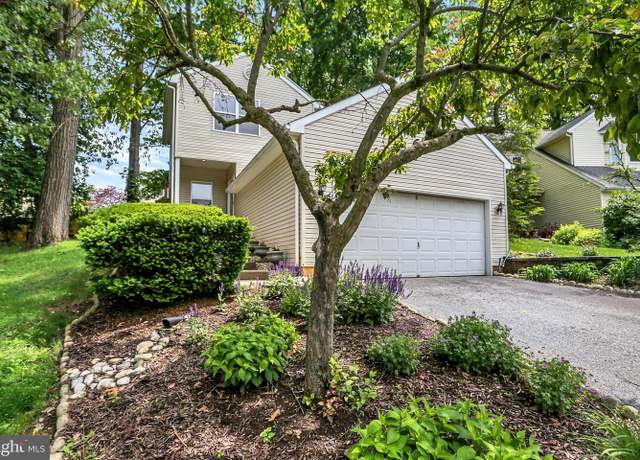Property at 1027 Oak Knoll Dr, Harrisburg, PA 17111, 3 beds, 2.5 baths