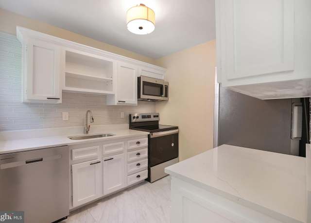 Property at 3710 39th St NW Unit D172, Washington, DC 20016, 1 bath