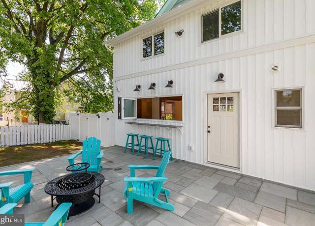 Property at 112 W Germain St, Winchester, VA 22601, 3 beds, 2.5 baths