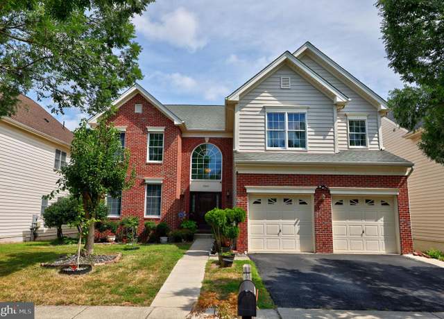 Property at 25822 Donegal Dr, Chantilly, VA 20152, 4 beds, 3.5 baths