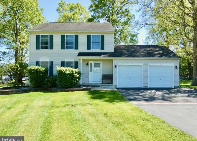Property at 13 Grace Ct, Newark, DE 19702, 3 beds, 2.5 baths