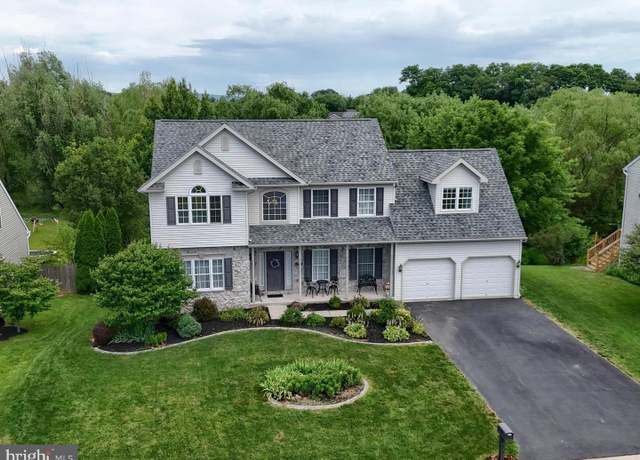 Property at 9 Village Dr, Fredericksburg, PA 17026, 4 beds, 2.5 baths