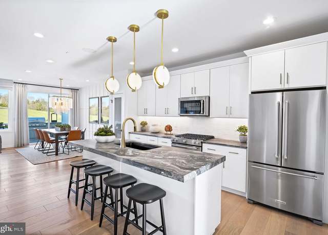 Property at 28 Grayson Ln, Downingtown, PA 19335, 3 beds, 2.5 baths