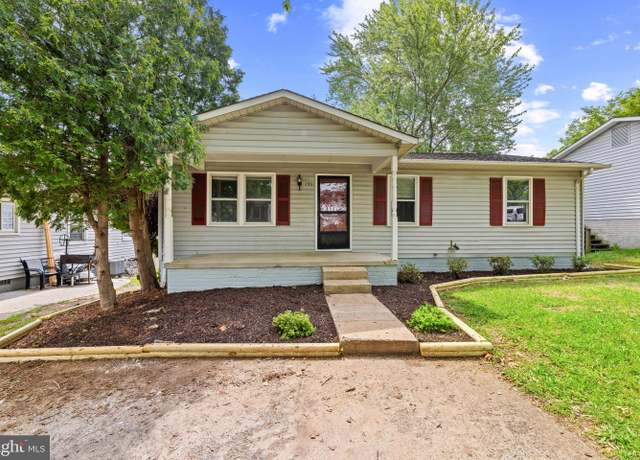 Property at 130 Oak View Dr SE, Leesburg, VA 20175, 4 beds, 2 baths