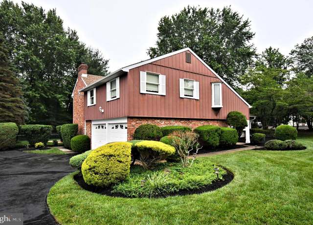 Property at 40 Brookside Dr, Holland, PA 18966, 4 beds, 2.5 baths