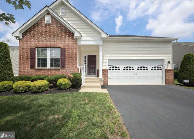 Property at 25 Applegate Dr, Florence, NJ 08518, 3 beds, 2.5 baths